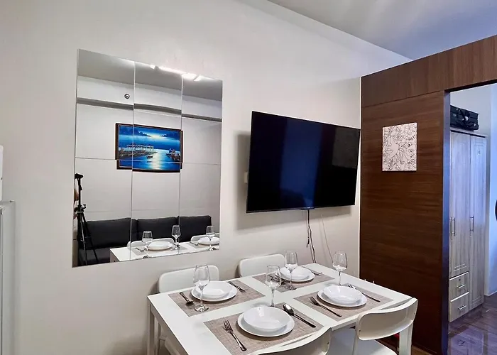 Minimalist 1br, Ayalaview, 65in Tv With Netflix , Air Apartment