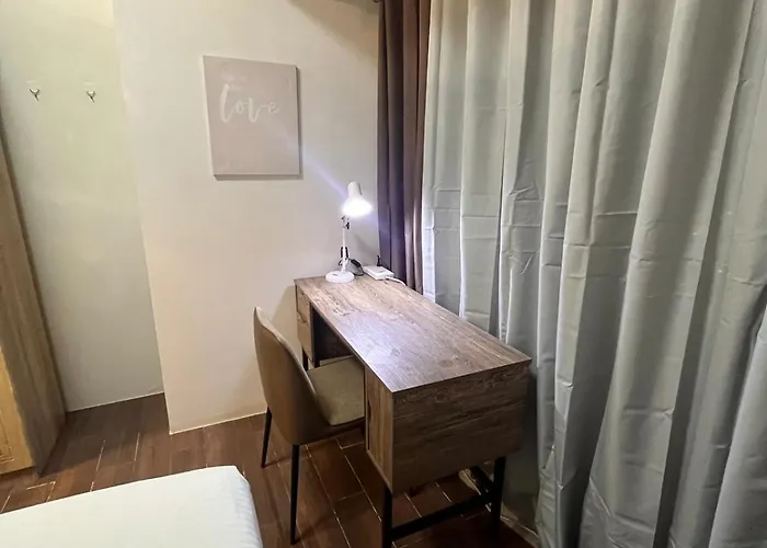 Minimalist 1br, Ayalaview, 65in Tv With Netflix , Air Apartment *