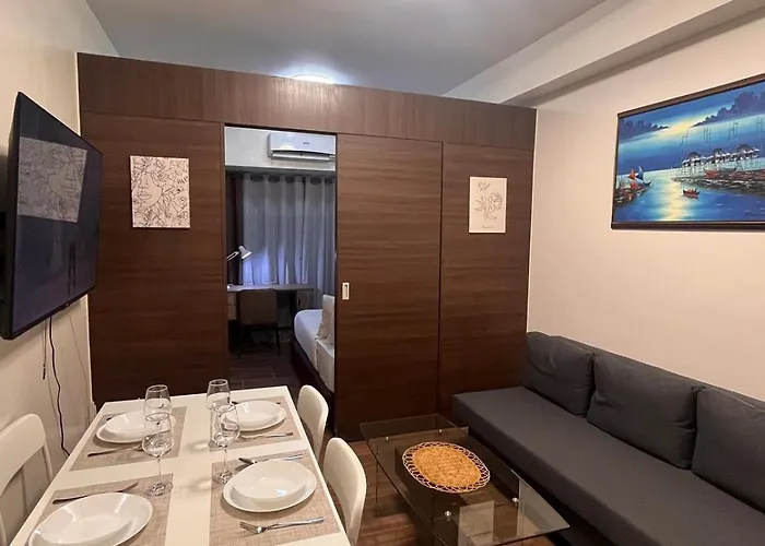 Minimalist 1br, Ayalaview, 65in Tv With Netflix , Air * Manila