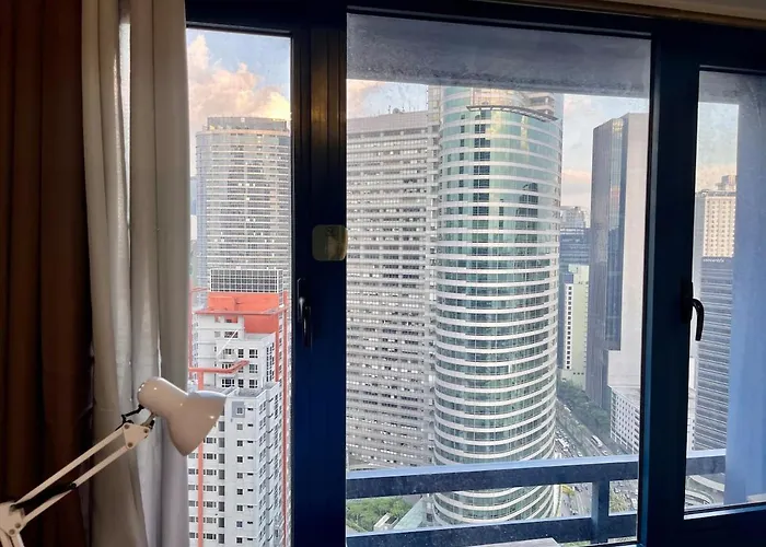 Apartment Minimalist 1br, Ayalaview, 65in Tv With Netflix , Air *