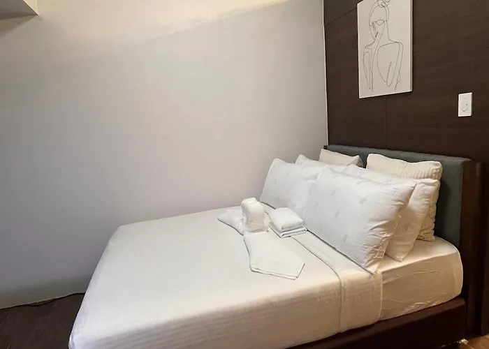 Minimalist 1br, Ayalaview, 65in Tv With Netflix , Air Apartment Manila
