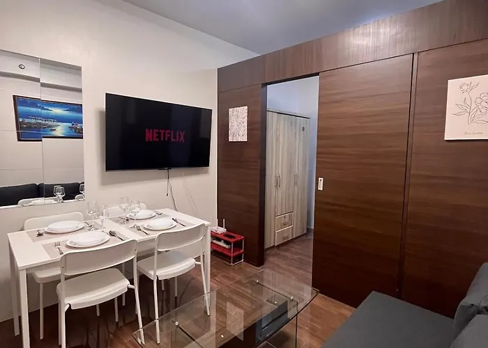 Minimalist 1br, Ayalaview, 65in Tv With Netflix , Air Apartment Manila