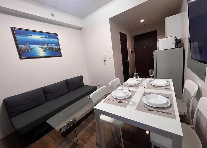 Minimalist 1br, Ayalaview, 65in Tv With Netflix , Air Apartment