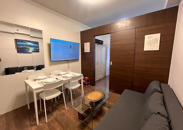Apartment Minimalist 1br, Ayalaview, 65in Tv With Netflix , Air