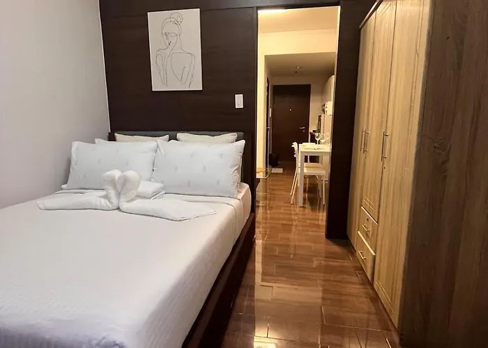 Minimalist 1br, Ayalaview, 65in Tv With Netflix , Air * Manila