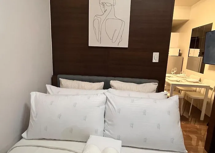 Minimalist 1br, Ayalaview, 65in Tv With Netflix , Air Apartment Manila