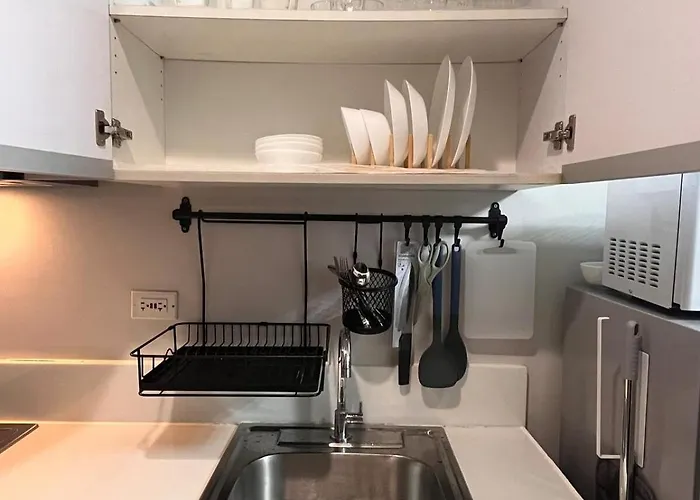 Minimalist 1br, Ayalaview, 65in Tv With Netflix , Air Apartment Manila