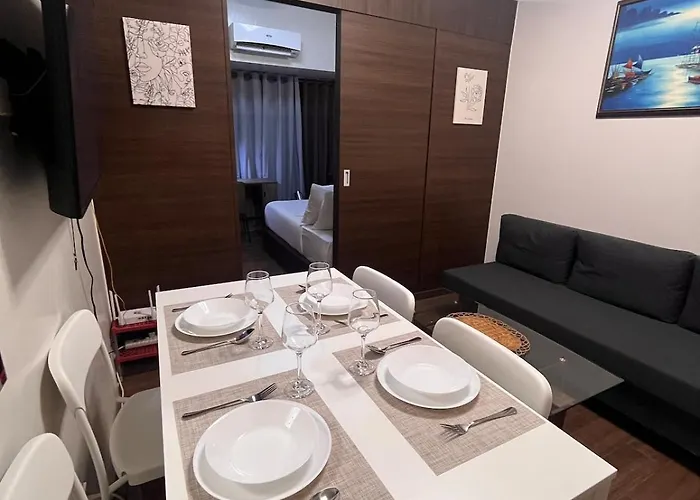 Apartment Minimalist 1br, Ayalaview, 65in Tv With Netflix , Air *