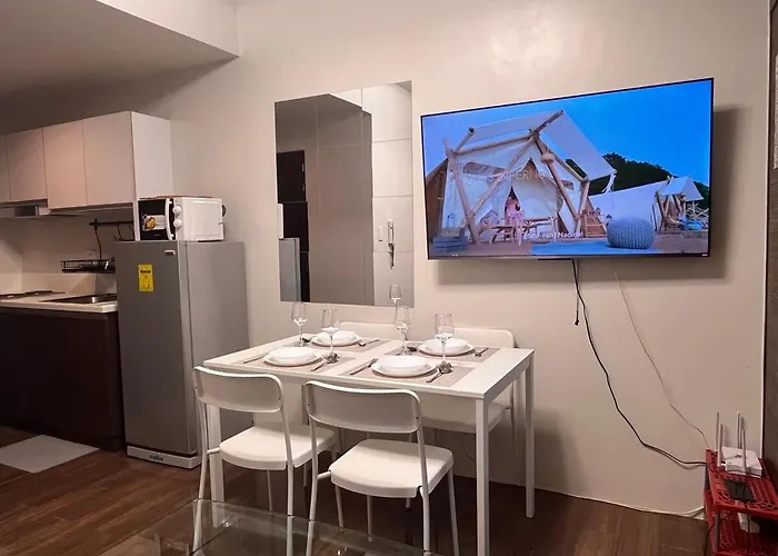 Apartment Minimalist 1br, Ayalaview, 65in Tv With Netflix , Air
