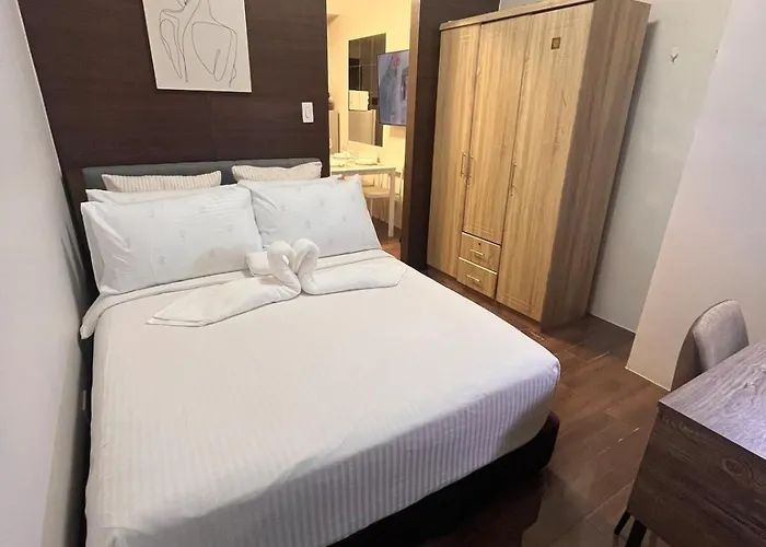 Minimalist 1br, Ayalaview, 65in Tv With Netflix , Air Apartment