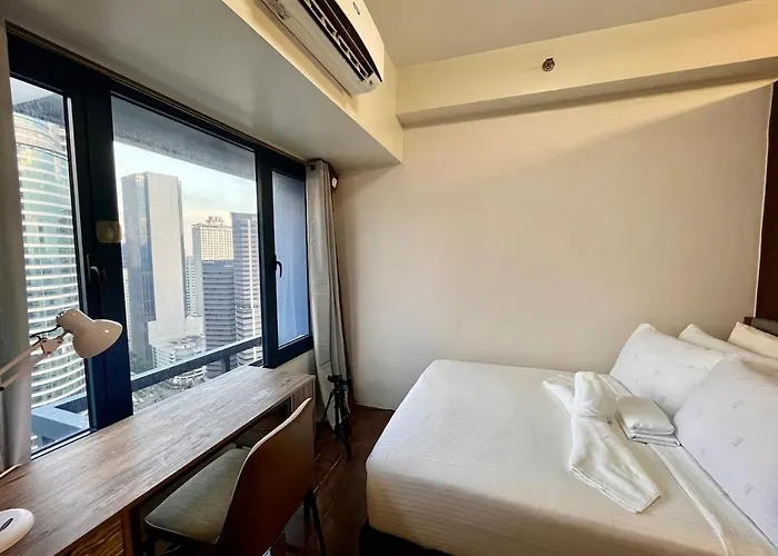 Minimalist 1br, Ayalaview, 65in Tv With Netflix , Air Apartment Manila