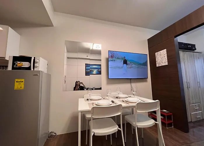 Minimalist 1br, Ayalaview, 65in Tv With Netflix , Air