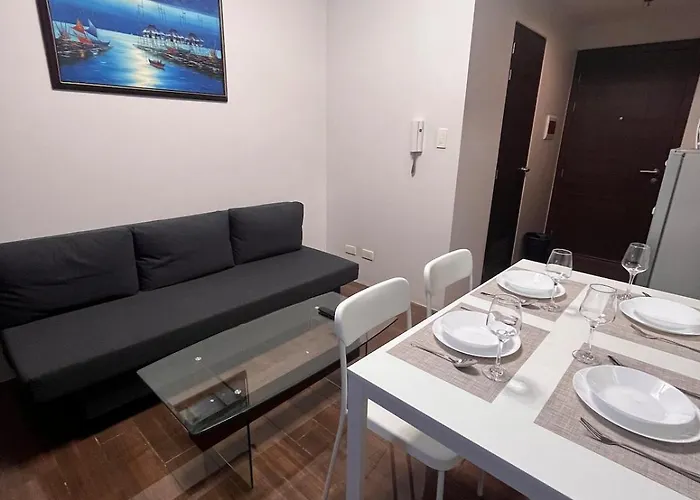Apartment Minimalist 1br, Ayalaview, 65in Tv With Netflix , Air Manila