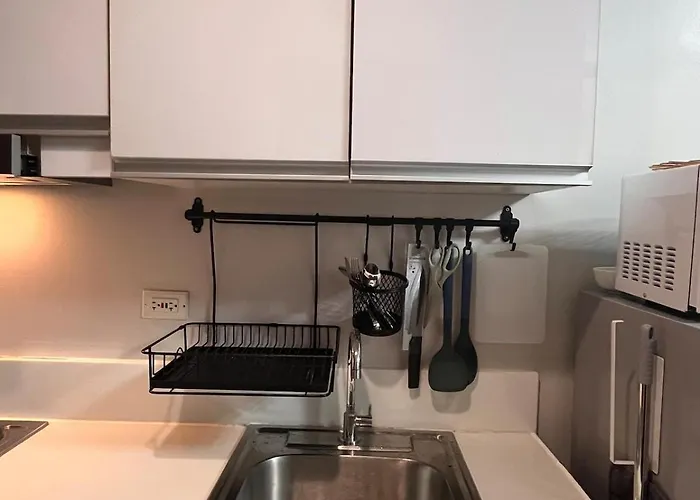 Minimalist 1br, Ayalaview, 65in Tv With Netflix , Air Apartment