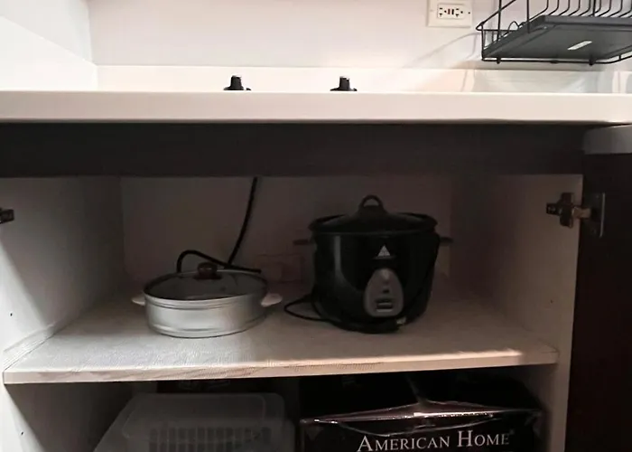 Minimalist 1br, Ayalaview, 65in Tv With Netflix , Air * Manila